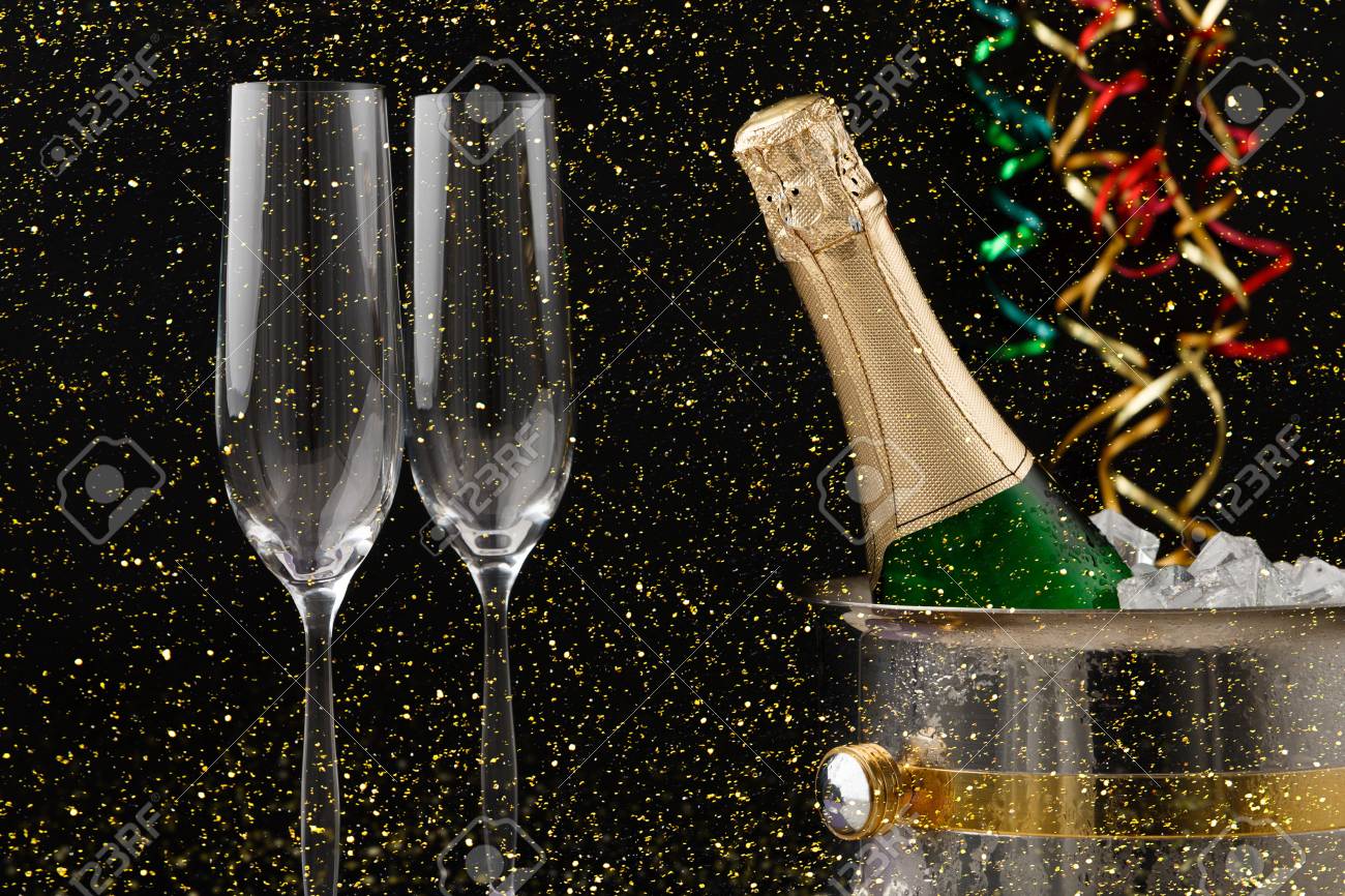 Celebrer Le Nouvel An Anniversaire Fete De Noel Bouteille De Champagne Dans Un Seau Flutes Et Guirlandes Colorees Sur Fond Noir A Paillettes Dorees Espace Copie Maquette Pour Carte Postale Banque D Images