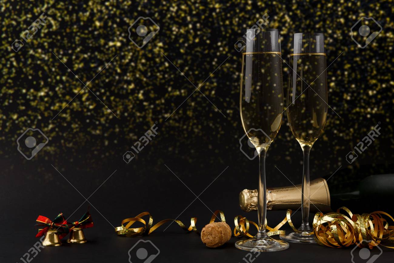 Celebration De La Nouvelle Annee Anniversaire Fete De Noel Bouteille De Champagne Flutes Et Guirlandes Colorees Sur Backgroud Noir Avec Des Paillettes Dorees Copie Espace Maquette Pour Carte Postale Banque D Images Et