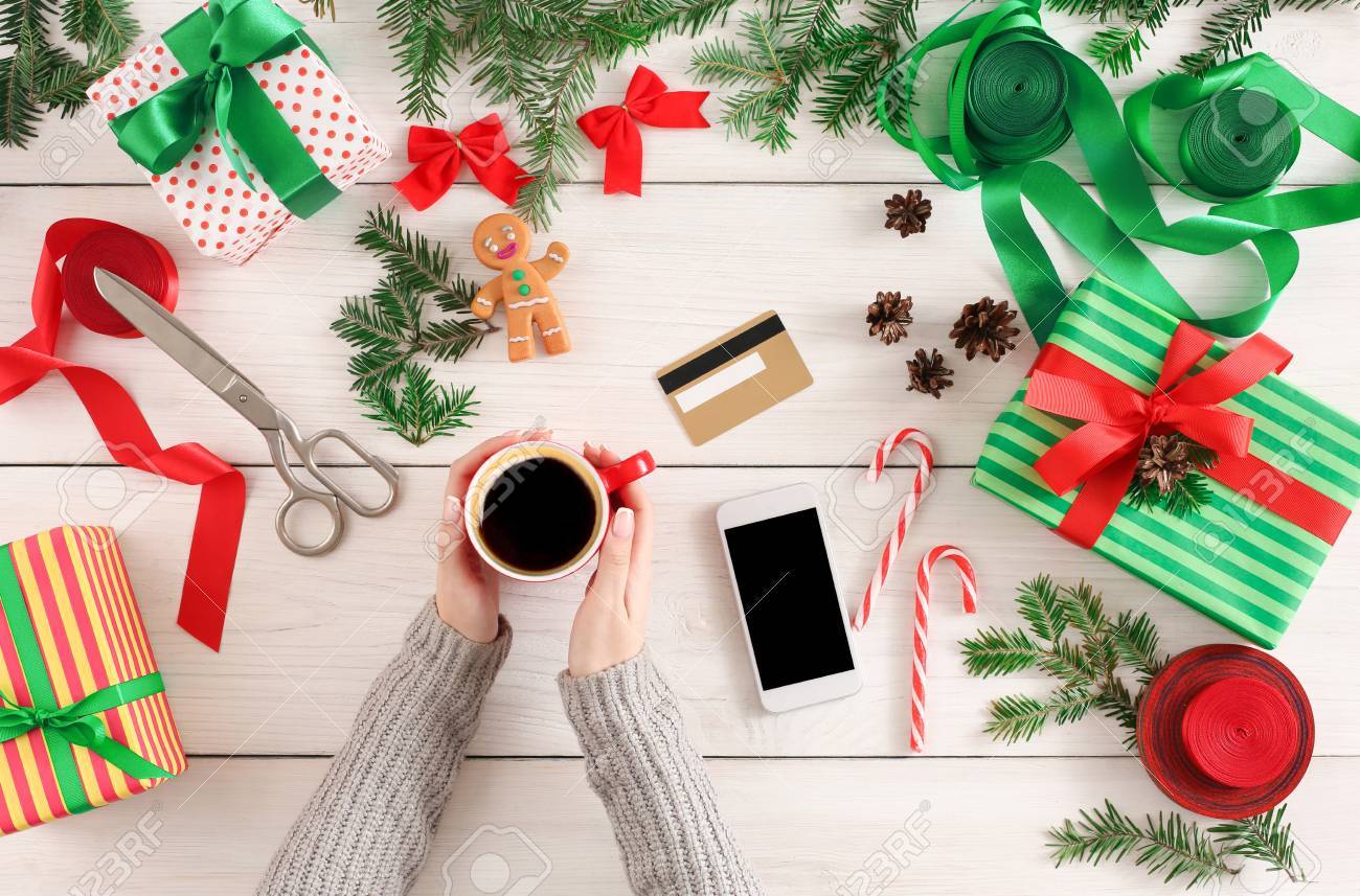 Regali Di Natale Femminili.Immagini Stock Vista Superiore Sulle Mani Femminili Con La Tazza Di Caffe Al Fondo Sudicio Della Tavola Con Lo Smartphone E La Carta Di Credito Acquisto Di Regali Di Natale E