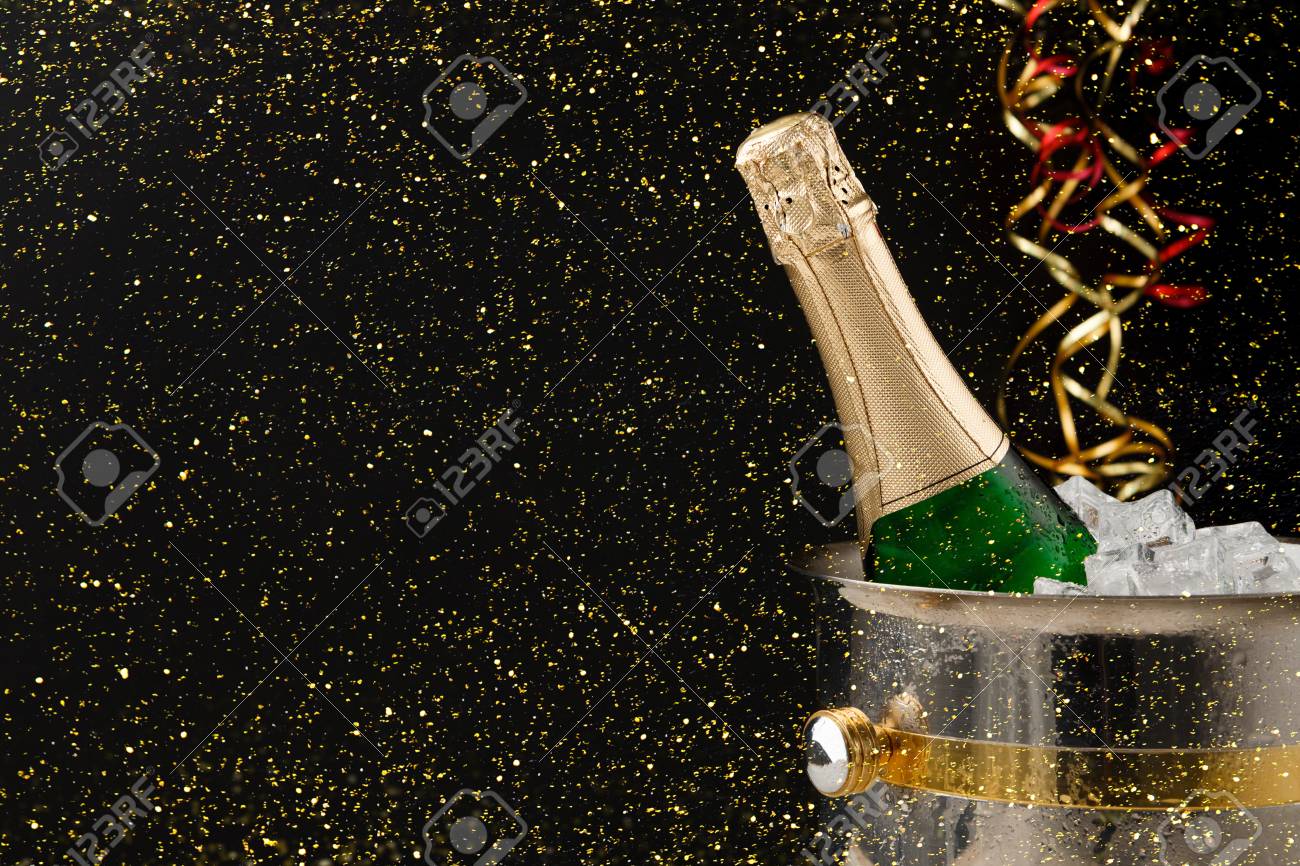Celebrer Le Nouvel An Anniversaire Fete De Noel Bouteille De Champagne Dans Un Seau Et Guirlandes Colorees Sur Fond Noir Avec Des Paillettes Dorees Espace De Copie Maquette Pour Carte Postale Banque Celebrer Le Nouvel An Anniversaire Fete De Noel Bouteille De Champagne Dans Un Seau Et Guirlandes Colorees Sur Fond Noir Avec Des Paillettes Dorees Espace De Copie Maquette Pour Carte Postale Banque