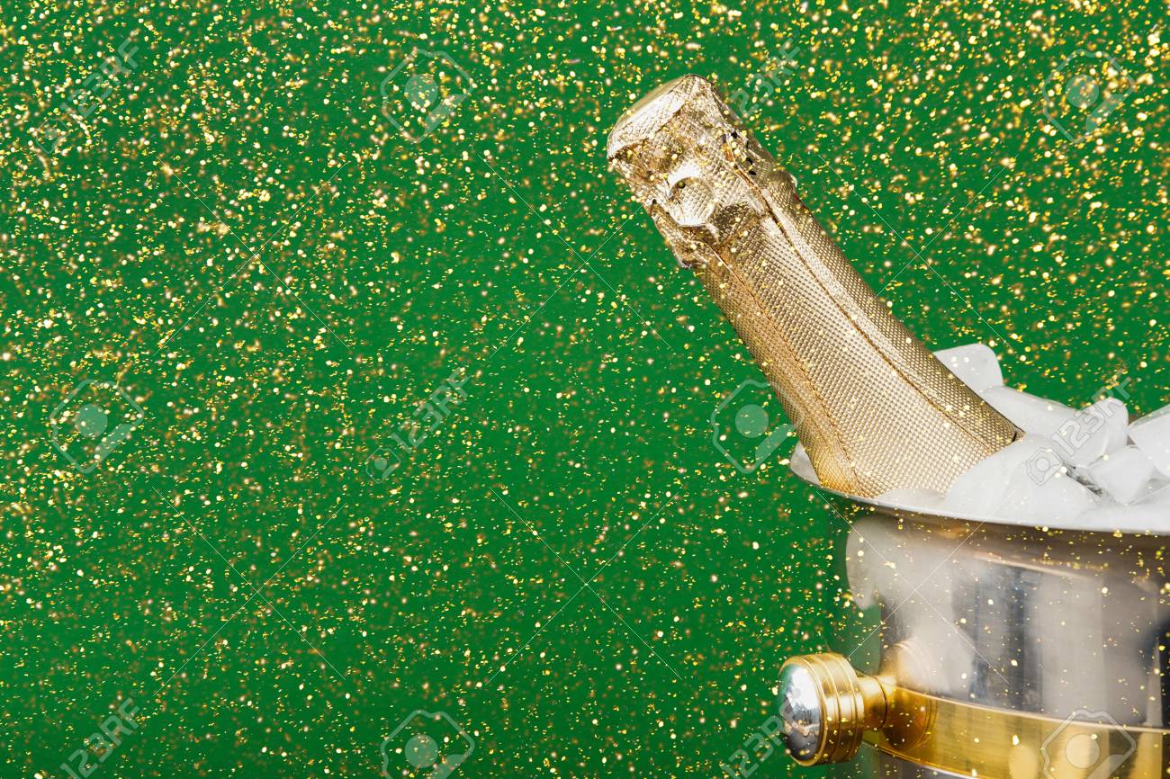 Celebration De La Nouvelle Annee Anniversaire Fete De Noel Bouteille De Champagne Dans Un Seau Sur Backgroud Vert Avec Des Paillettes Copie Espace Maquette Pour Carte Postale Banque D Images Et Photos Libres