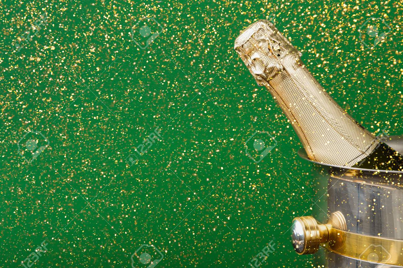 Celebration De La Nouvelle Annee Anniversaire Fete De Noel Bouteille De Champagne Dans Un Seau Sur Backgroud Vert Avec Des Paillettes Copie Espace Maquette Pour Carte Postale Banque D Images Et Photos Libres