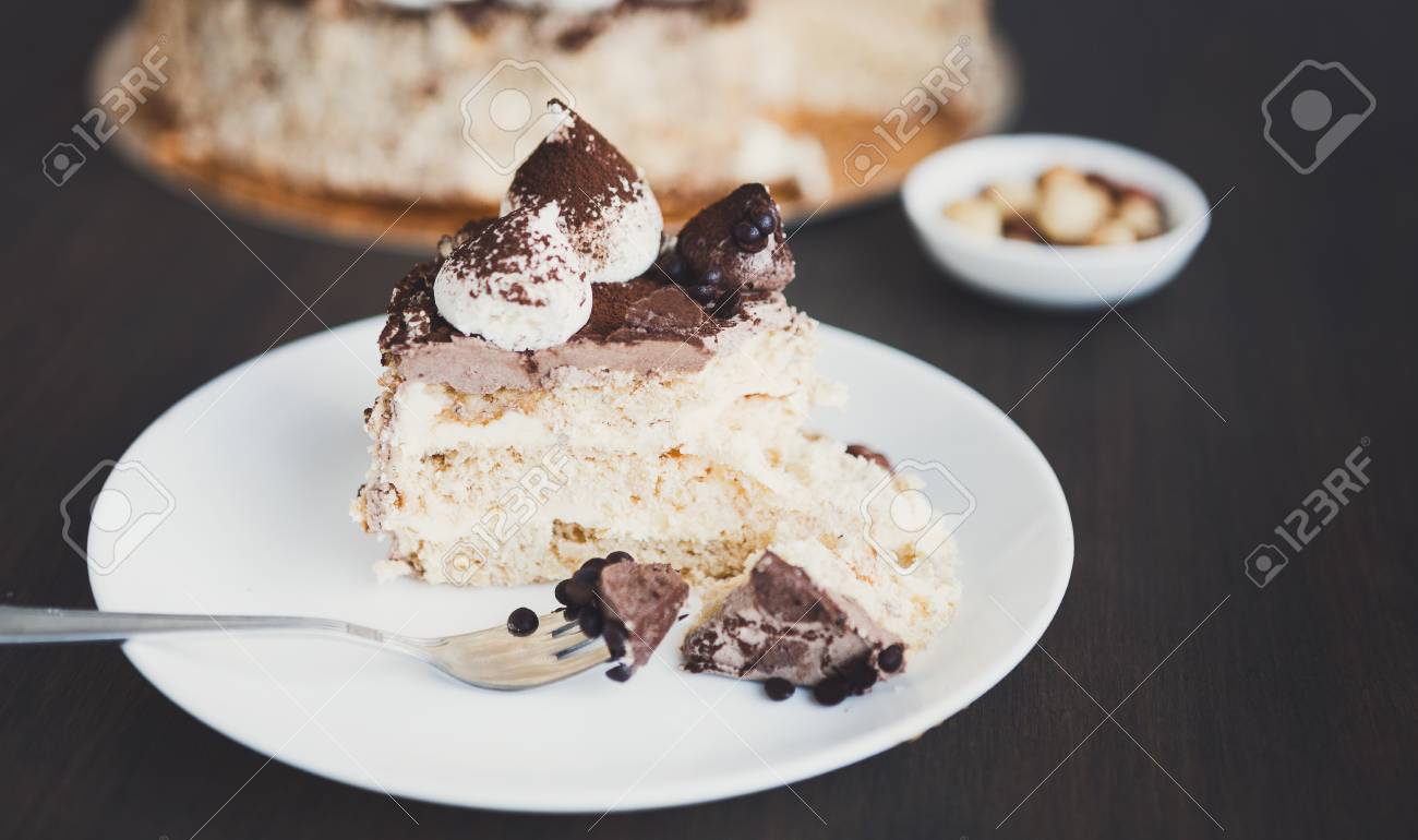 ヘーゼル ナッツのバター クリームとメレンゲのケーキ 伝統的なデザートはウクライナ キエフ ケーキ おいしいお菓子 コピー スペース の写真素材 画像素材 Image