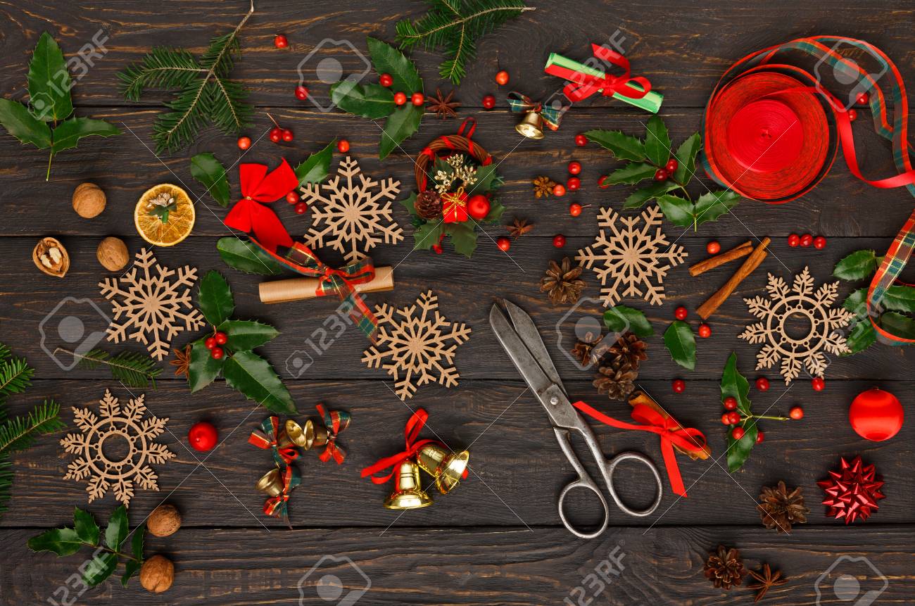 クリエイティブなdiy趣味 現代のクリスマスプレゼントを作るための手作りのツール 松の木の枝 工芸品のアクセサリーやはさみと木製のテーブルの上のビュー の写真素材 画像素材 Image クリエイティブなdiy趣味 現代のクリスマスプレゼントを作るための手作りのツール 松の木の枝 工芸品のアクセサリーやはさみと木製のテーブルの上のビュー の写真素材 画像素材 Image