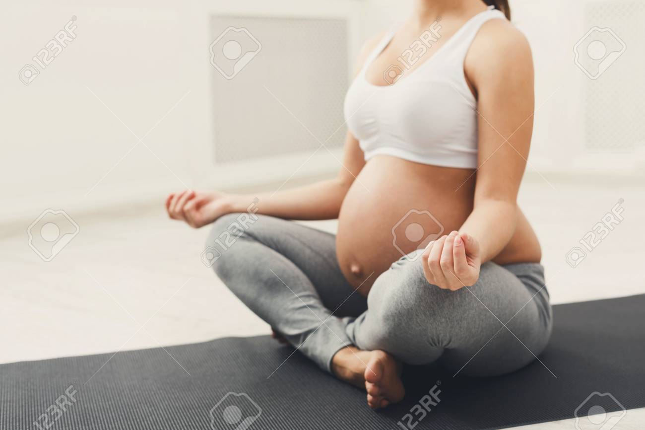 蓮のポーズでヨガを訓練する認識できない妊婦 若い幸せな期待は 彼女の赤ちゃん について考え 彼女の将来の生活を楽しんで リラックス 母性 妊娠 トレーニング ヨガの概念 の写真素材 画像素材 Image