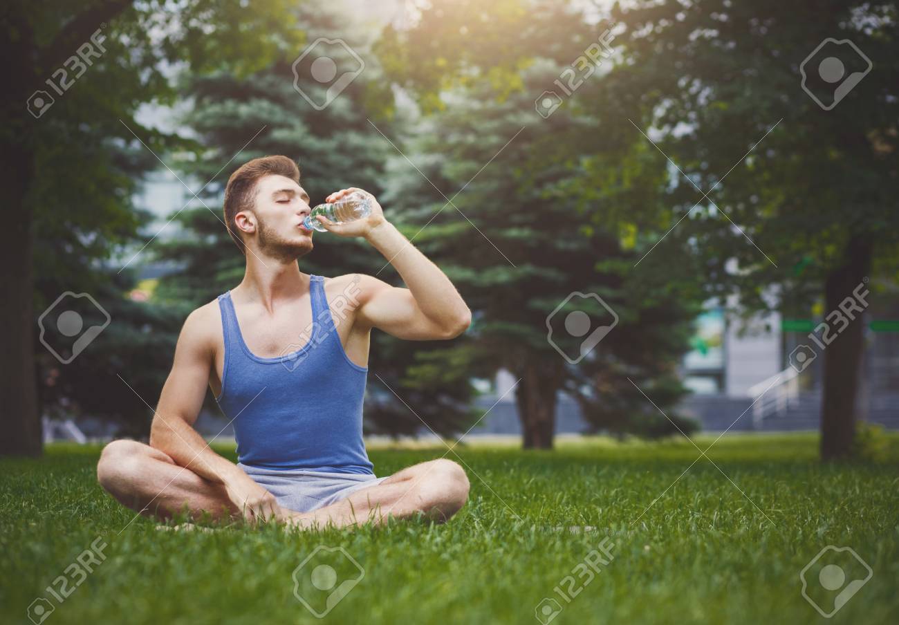 若いスポーツマンは水を飲み ヨガを練習する ペットボトルを持ったフィットネス男 トレーニング後の休息 公園で蓮のポーズで座る 健康的なライフスタイルコンセプト の写真素材 画像素材 Image 若いスポーツマンは水を飲み ヨガを練習する ペットボトルを持ったフィットネス男 トレーニング後の休息 公園で蓮のポーズで座る 健康的なライフスタイルコンセプト の写真素材 画像素材 Image