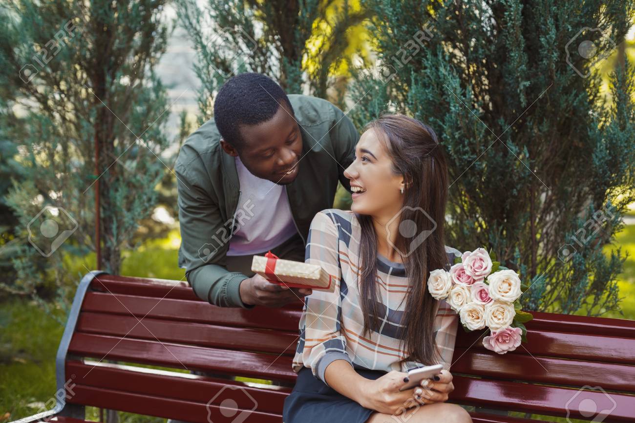 彼の美しいガールフレンドのために花や贈り物を与える男は 公園で記念日を持って スペースをコピー の写真素材 画像素材 Image 彼の美しいガールフレンドのために花や贈り物を与える男は 公園で記念日を持って スペースをコピー の写真素材 画像素材 Image