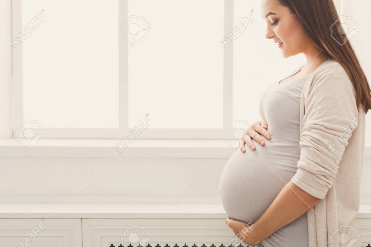 子供の夢を見ているペンシブ妊婦 若い幸せな期待は彼女の赤ちゃんについて考え 彼女の将来の生活を楽しんでいます 母性 妊娠 幸福の概念 コピー空間 の写真素材 画像素材 Image 子供の夢を見ているペンシブ妊婦 若い幸せな期待は彼女の赤ちゃんについて考え 彼女の将来の生活を楽しんでいます 母性 妊娠 幸福の概念 コピー空間 の写真素材 画像素材 Image