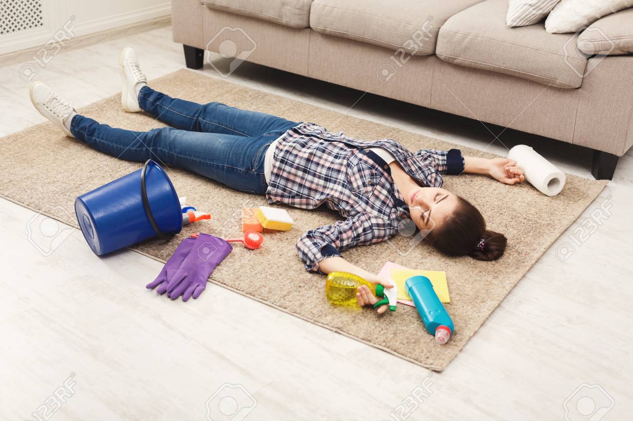 Mujer Cansada Que Miente En La Alfombra Después De Limpiar A ...