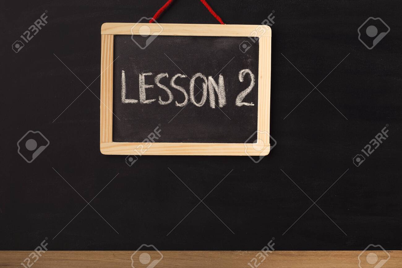 黒い背景に対して教室でミニチュア黒板に書かれたワードレッスン2 レッスンのためのモックアップ コピースペース 学校 教育の概念 の写真素材 画像素材 Image