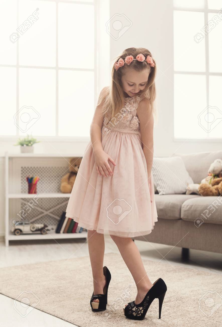 heels mädchen Hübsches Kleines Mädchen In Mutterschuhen. Kleine Fashionista, Die Zu Hause  High Heels Anprobiert, Kopiert Platz Lizenzfreie Fotos, Bilder und Stock  Fotografie. Image 102543260.