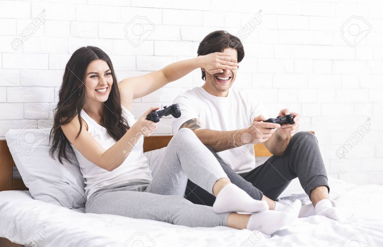 playing video games with boyfriend
