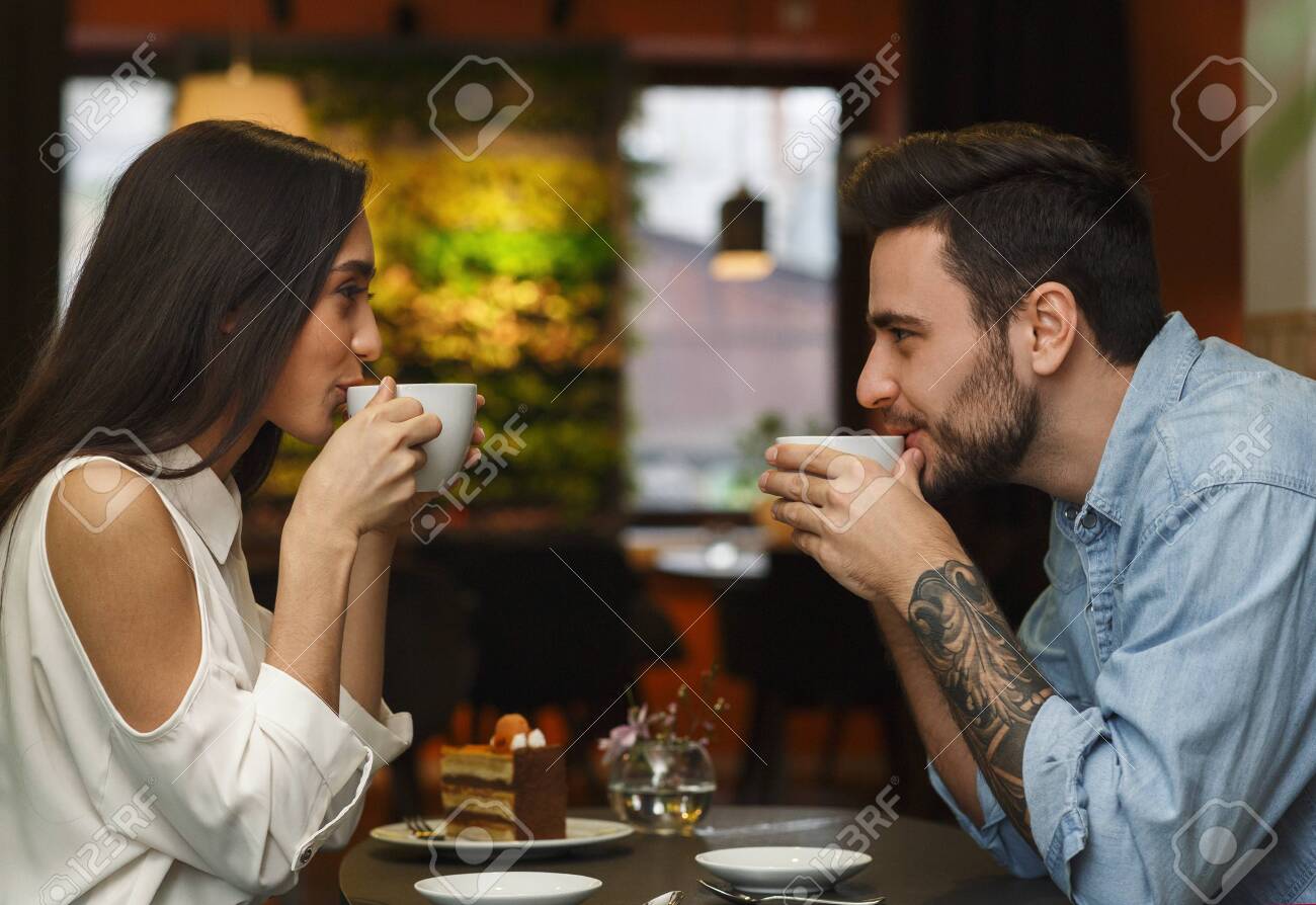 https://previews.123rf.com/images/milkos/milkos2002/milkos200202155/140022186-romantic-date-concept-couple-having-coffee-drinks-sitting-in-cozy-cafe-side-view.jpg