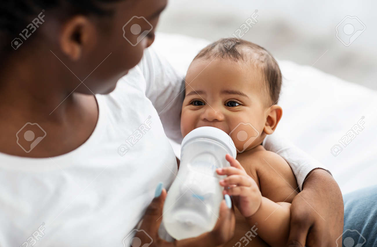 婦女哺乳 哺乳瓶から子供を養うアフリカ系アメリカ人の女性の写真素材・画像素材 Image 165839513