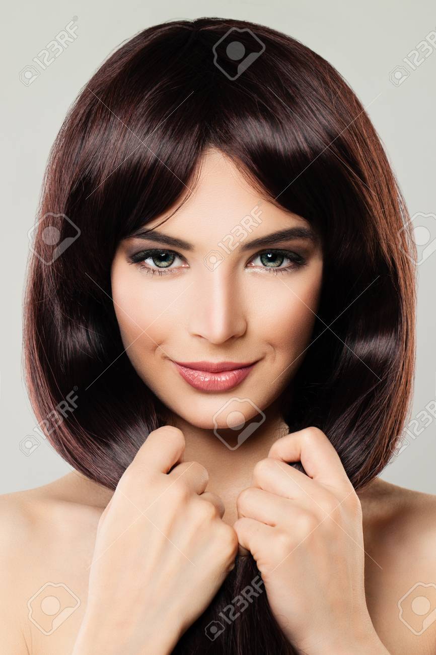 Gesicht Nahaufnahme Perfekte Frau ihre Hand ihr Haar berührt Schönes Modell mit gesunder Frisur