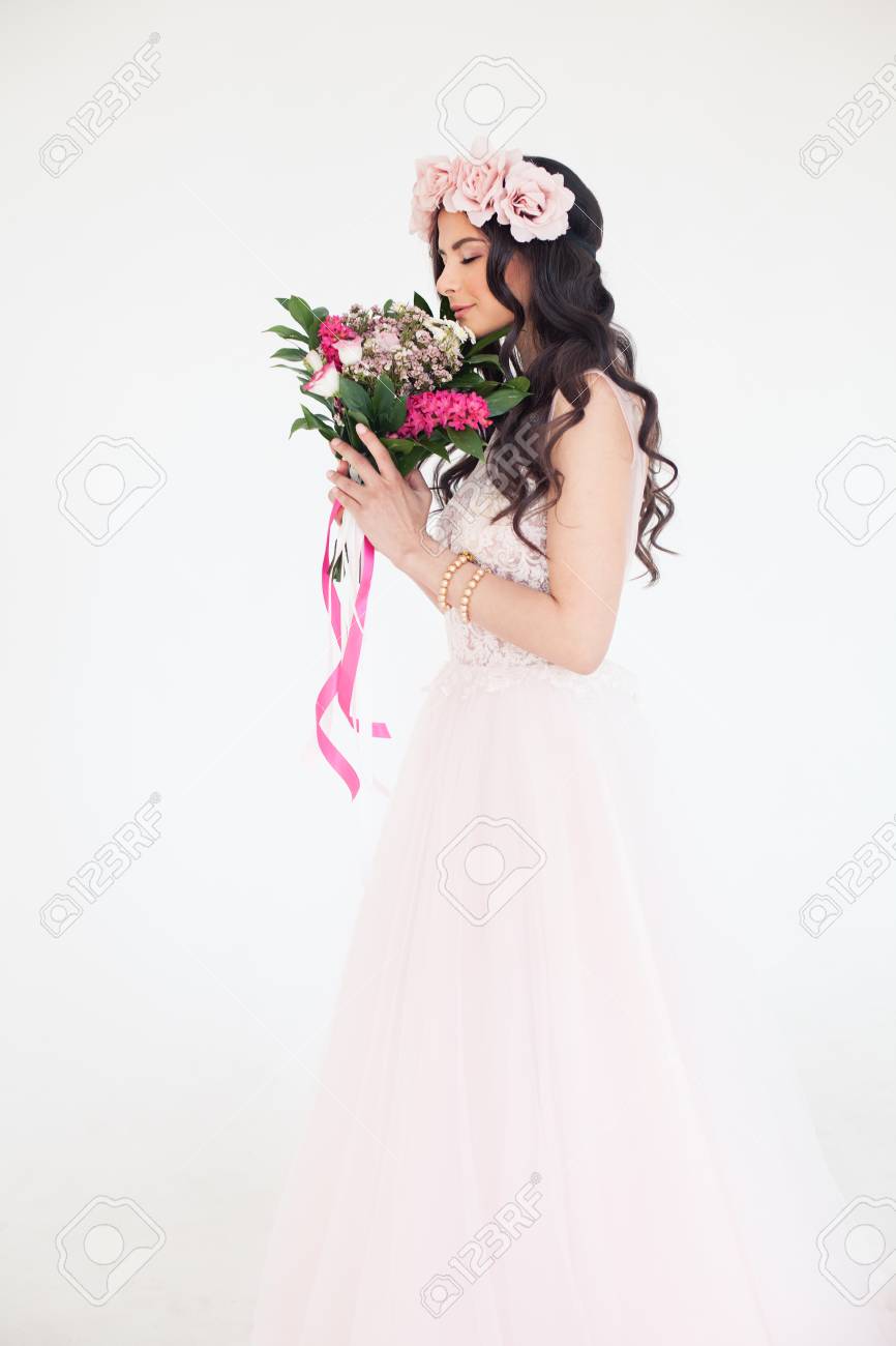 Belle Jeune Femme En Robe Rose Modèle De Mode Avec Fleurs Et Couronne De Fleurs Roses