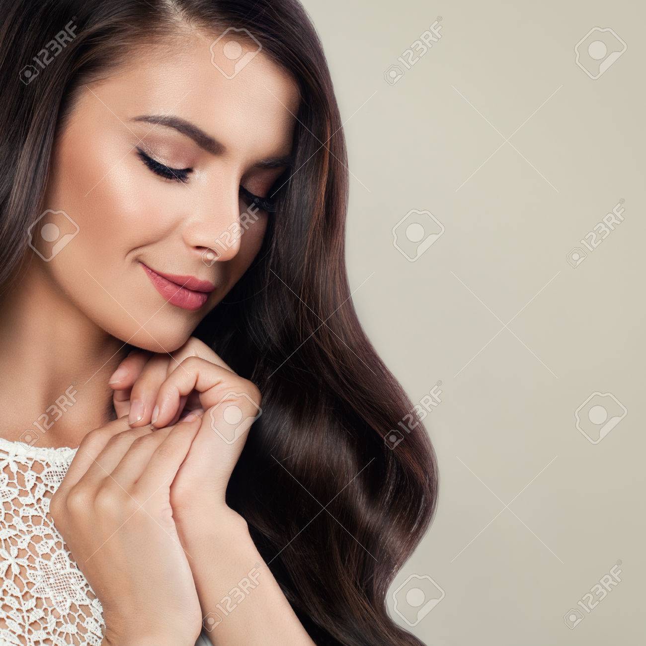 Gesunde Frau mit perfekter Frisur und natürlicher Verfassung Schönes Modell mit geschlossenen Augen junge