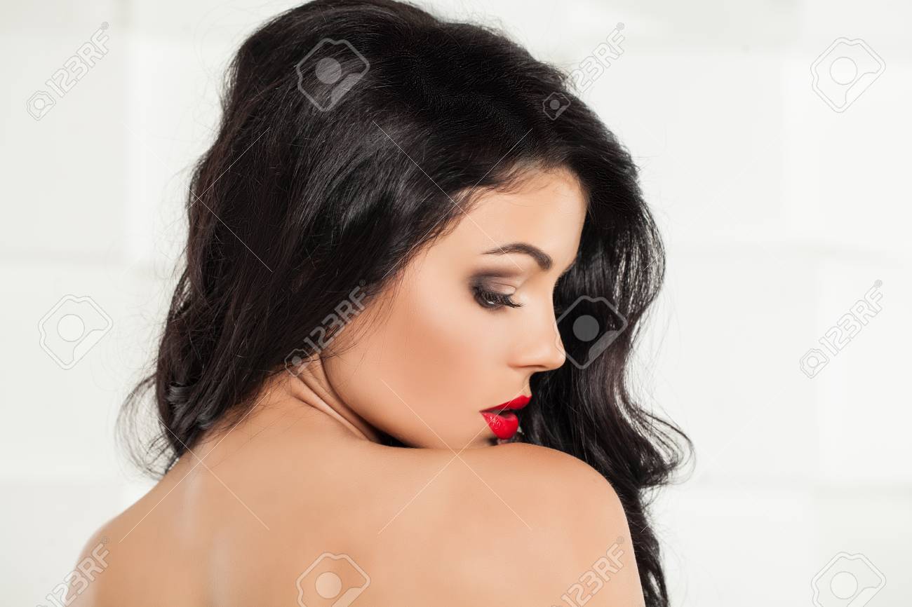 Schone Brunetterfrau Die Zuruckblickt Schones Model Weiblicher Rucken Profil Lizenzfreie Fotos Bilder Und Stock Fotografie Image 97517133