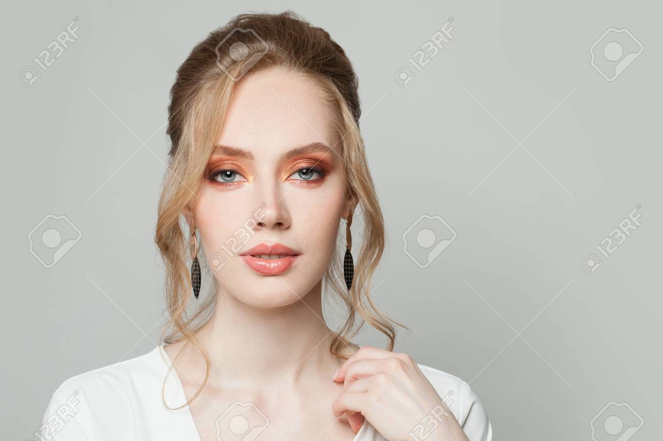 金髪美女 金髪美女。髪の結び目のヘアスタイルを持つ美しい女性。きれいな女性モデルの顔の写真素材・画像素材 Image 149738645