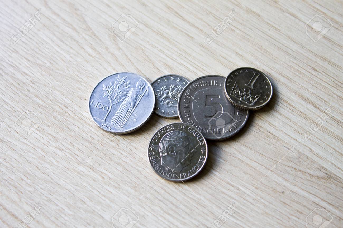 古い硬貨 比較 スイス ドイツ フランス イタリア スペインの古物のコイン の写真素材 画像素材 Image