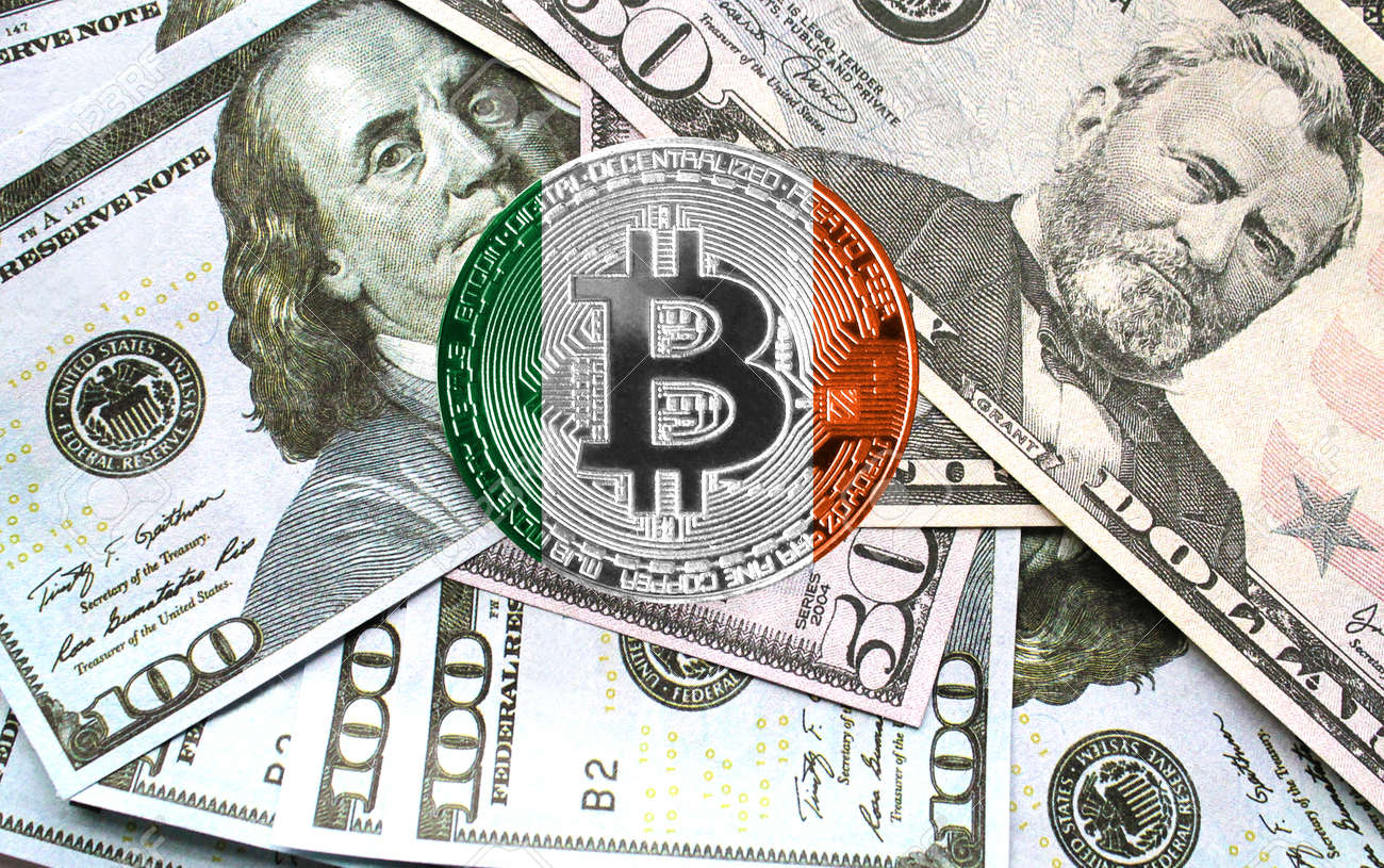 アイルランドの旗を持つビットコインは米ドルですの写真素材・画像素材 Image 189560688