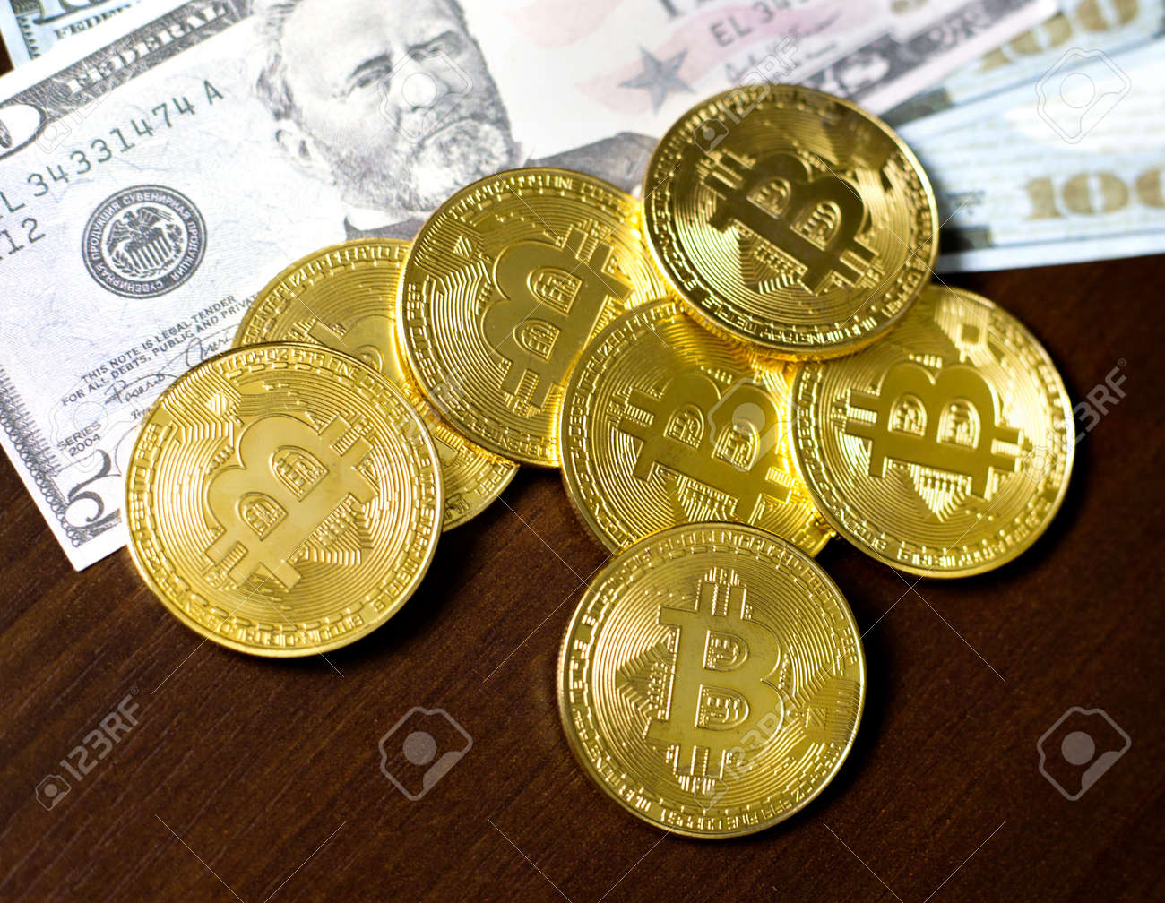 背景の米ドルでの暗号通貨ビットコインのクローズアップの写真素材・画像素材 Image 182564431