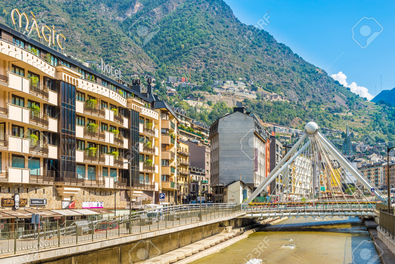 アンドラ ラ ヴェリャ アンドラ 8 月 29 16 アンドラ ラ ベリャの街で アンドラはアンドラ公国の首都はあり 東ピレネー山脈の高いです の写真素材 画像素材 Image