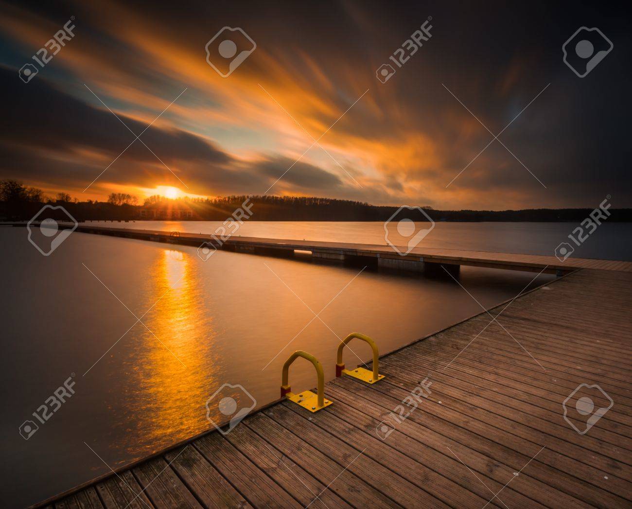 Beau Paysage Du Lac Avec Ponton Longtemps Photo D Exposition Avec Filtre Rive Du Lac De Pologne A Temps Nuageux Le Coucher Du Soleil Dramatique Scene Ciel Au Coucher Du Soleil Banque D Images