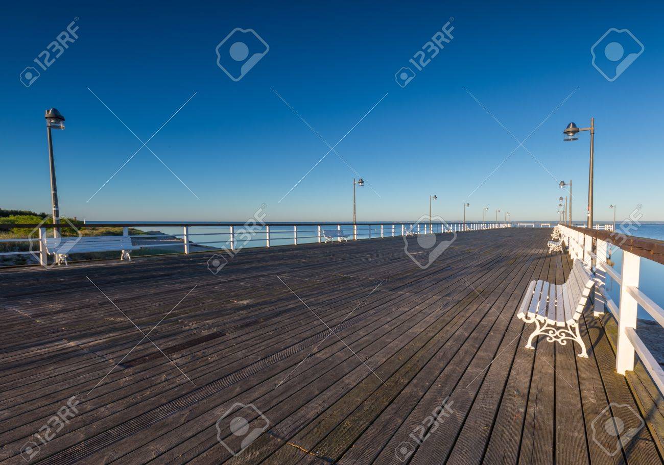 バルト海の海岸に美しい木製の桟橋 ヤスタルニャ ヘル半島上に木製のモロ の写真素材 画像素材 Image バルト海の海岸に美しい木製の桟橋 ヤスタルニャ ヘル半島上に木製のモロ の写真素材 画像素材 Image