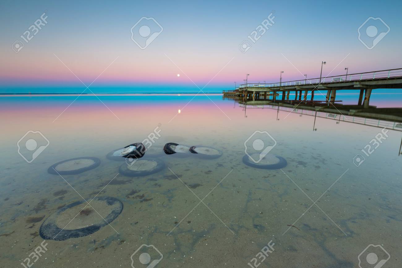 バルト海の海岸に美しい木製の桟橋 ヤスタルニャ ヘル半島上に木製のモロ の写真素材 画像素材 Image バルト海の海岸に美しい木製の桟橋 ヤスタルニャ ヘル半島上に木製のモロ の写真素材 画像素材 Image