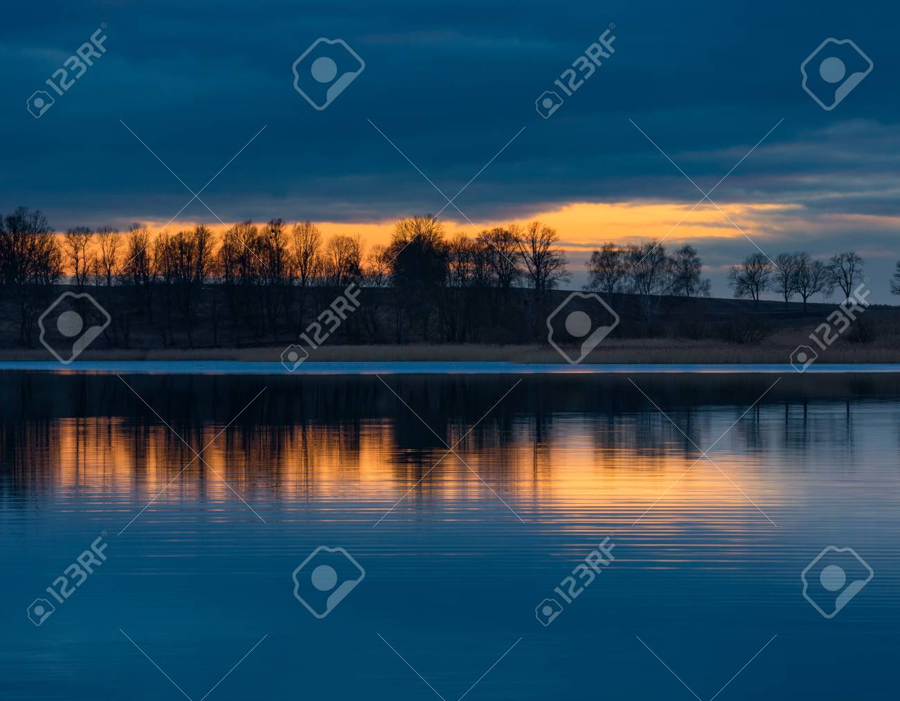 日没の風景後湖 木と水に映った空湖の対岸のクローズ アップ 美しい風景です の写真素材 画像素材 Image