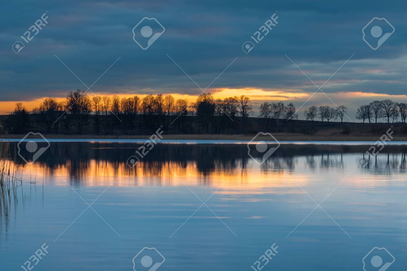 日没の風景後湖 木と水に映った空湖の対岸のクローズ アップ 美しい風景です の写真素材 画像素材 Image