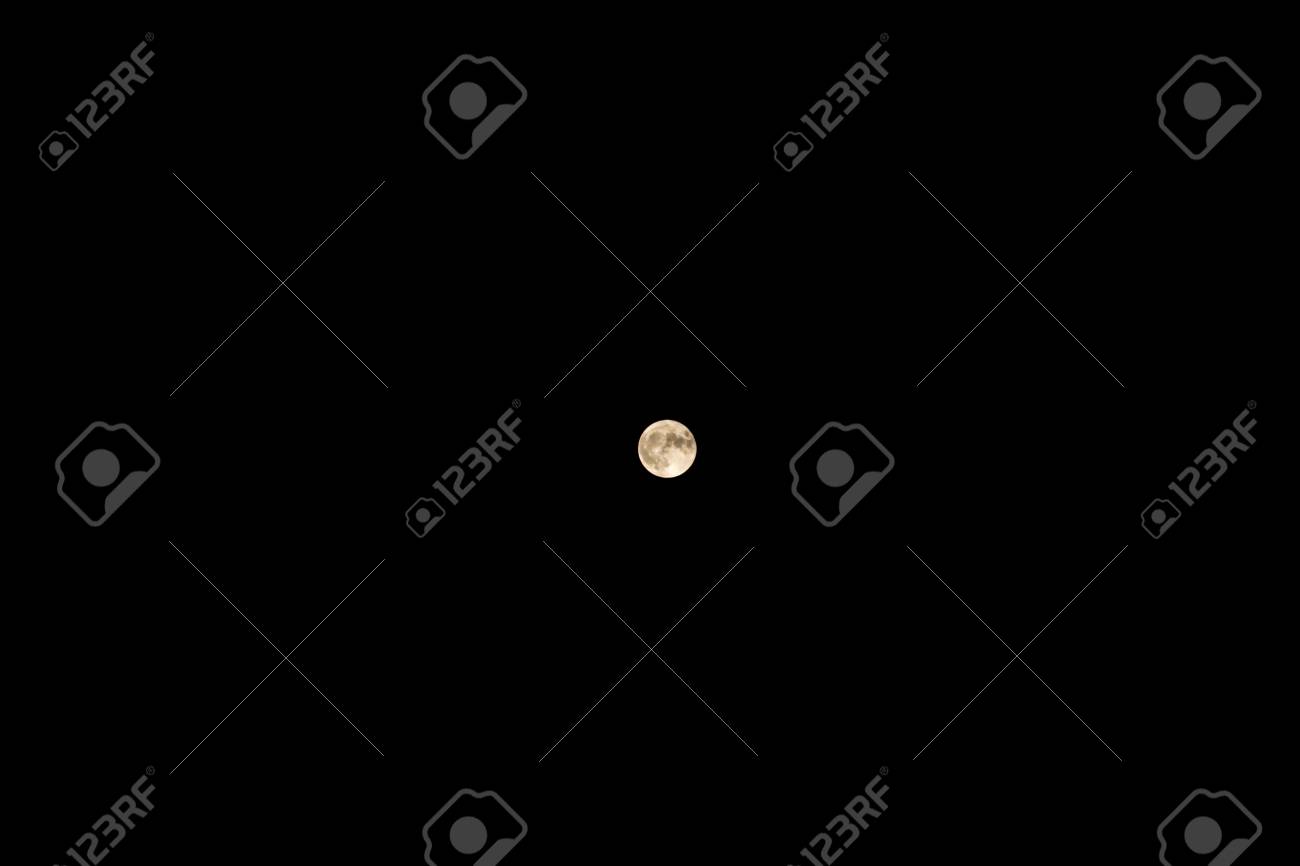 Fotos Del Cielo De Noche Reales Cierre De La Luna Llena En El Fondo Del Cielo Oscuro. Verdadera Luna En El  Cielo Oscuro, La Fotografía Astronómica. Fotos, Retratos, Imágenes Y  Fotografía De Archivo Libres De Derecho. Image 68022253.