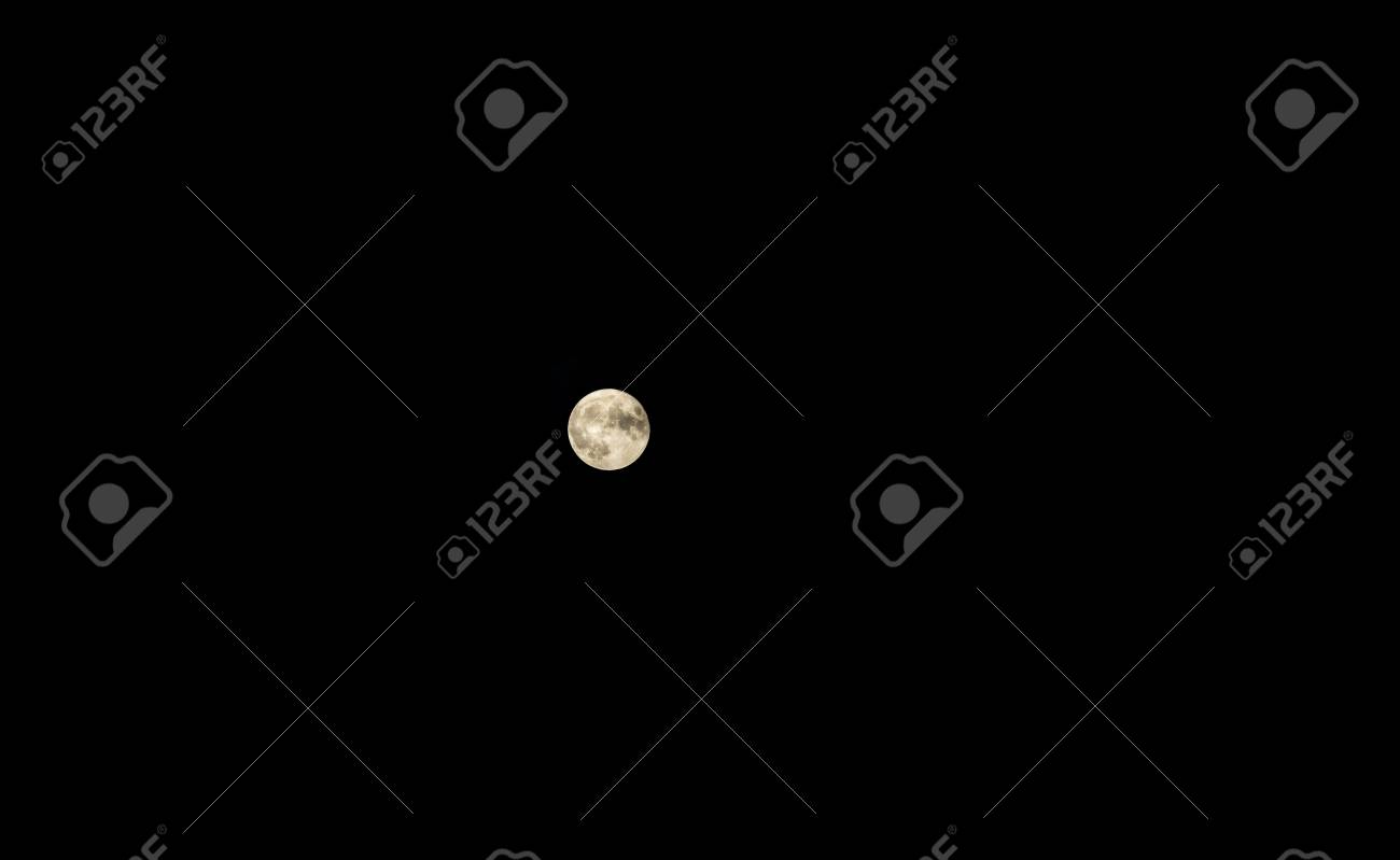 Fotos Del Cielo De Noche Reales Cierre De La Luna Llena En El Fondo Del Cielo Oscuro. Verdadera Luna En El  Cielo Oscuro, La Fotografía Astronómica. Fotos, Retratos, Imágenes Y  Fotografía De Archivo Libres De Derecho. Image 68025231.