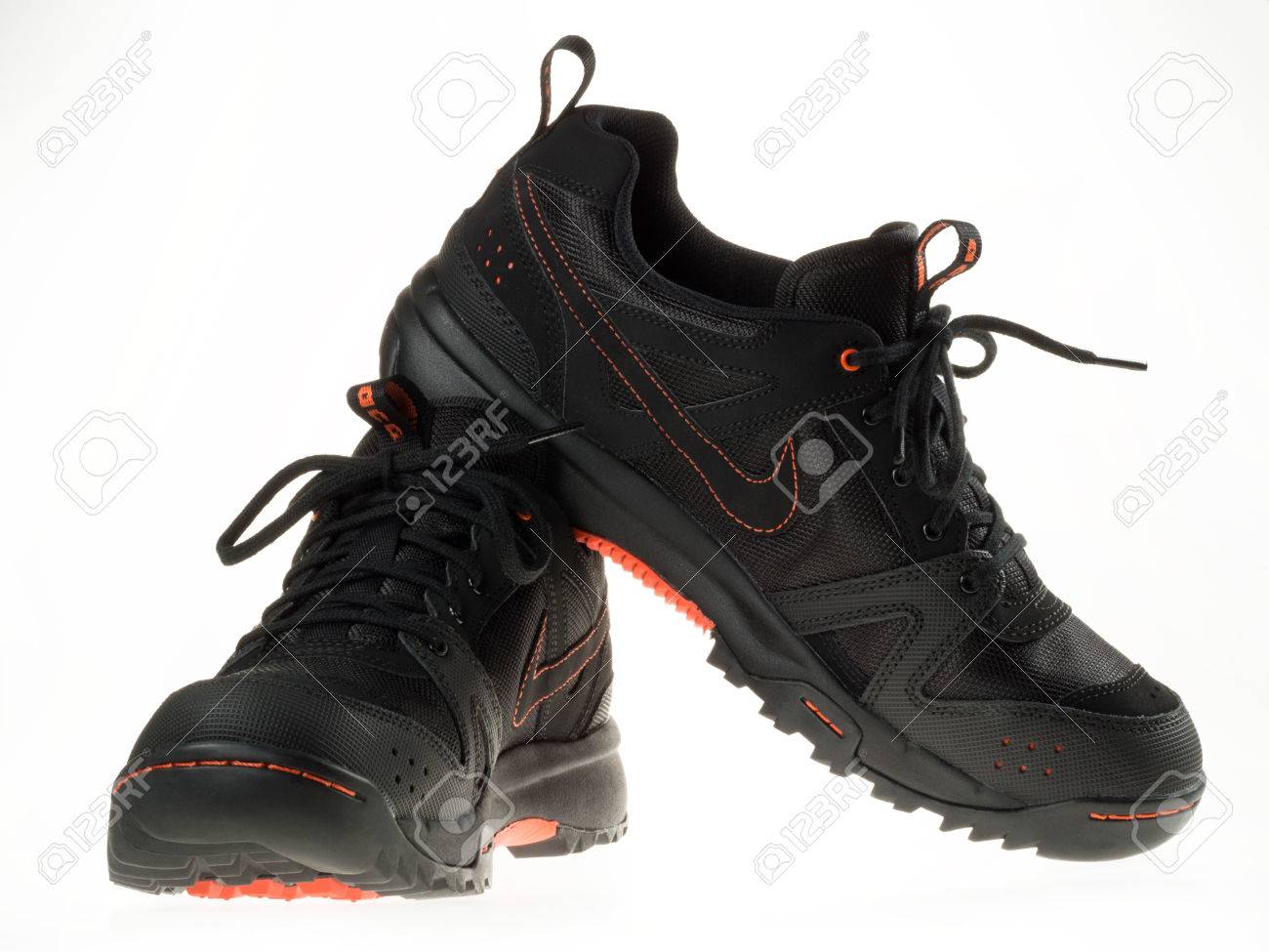 Istanbul, Turkije 5 februari 2014 New Nike wandelschoenen Genomen in studio en geïsoleerd op wit Istanbul, Turkije 5 februari 2014 New Nike wandelschoenen Genomen in studio en geïsoleerd op wit
