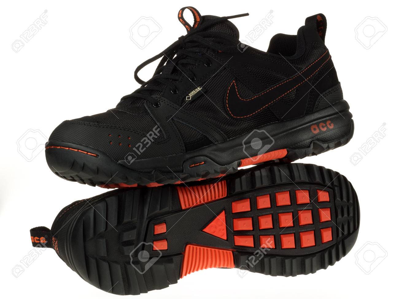 Istanbul, Turkije 5 februari 2014 New Nike wandelschoenen Genomen in studio en geïsoleerd op wit Istanbul, Turkije 5 februari 2014 New Nike wandelschoenen Genomen in studio en geïsoleerd op wit