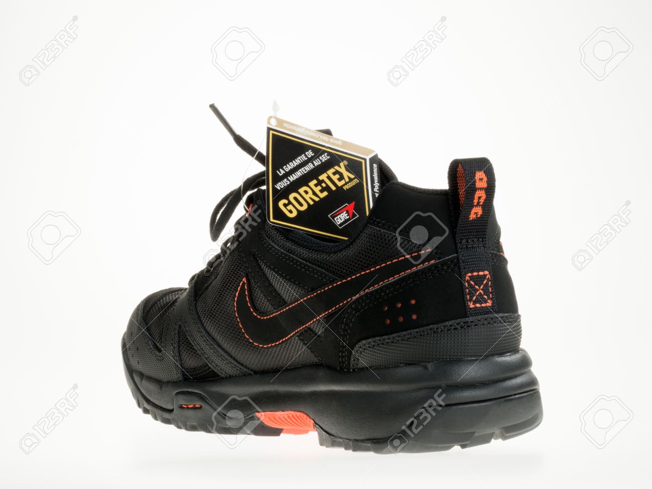Istanbul, Turkije 5 februari 2014 Nieuwe Nike wandelschoen met Gore Tex Logo Genomen in studio en geïsoleerd op wit Istanbul, Turkije 5 februari 2014 Nieuwe Nike wandelschoen met Gore Tex Logo Genomen in studio en geïsoleerd op wit