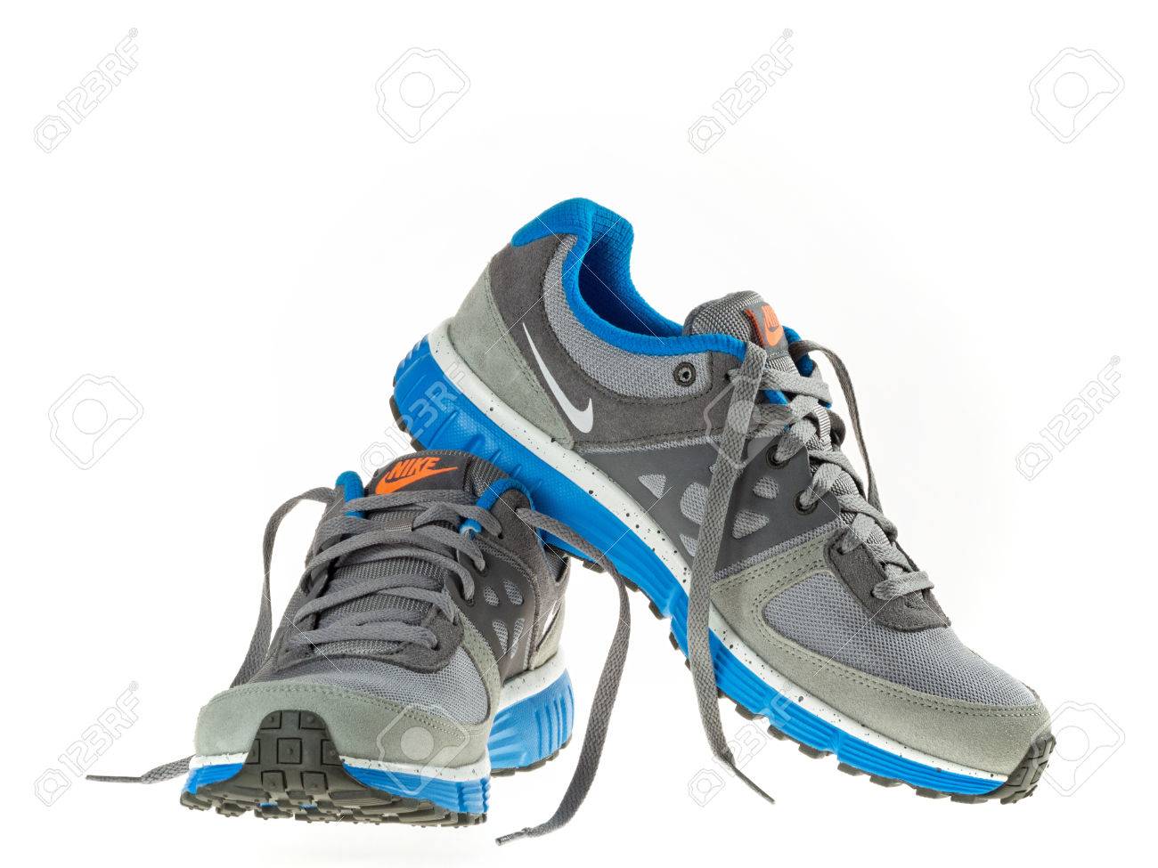 Istanbul, Turkije 21 februari 2014 Nieuwe stijl nike schoenen Genomen in studio en geïsoleerd op wit Istanbul, Turkije 21 februari 2014 Nieuwe stijl nike schoenen Genomen in studio en geïsoleerd op wit