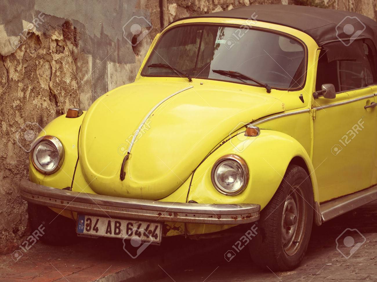 転換の黄色 Vw ビートル ビンテージ トーン の写真素材 画像素材 Image