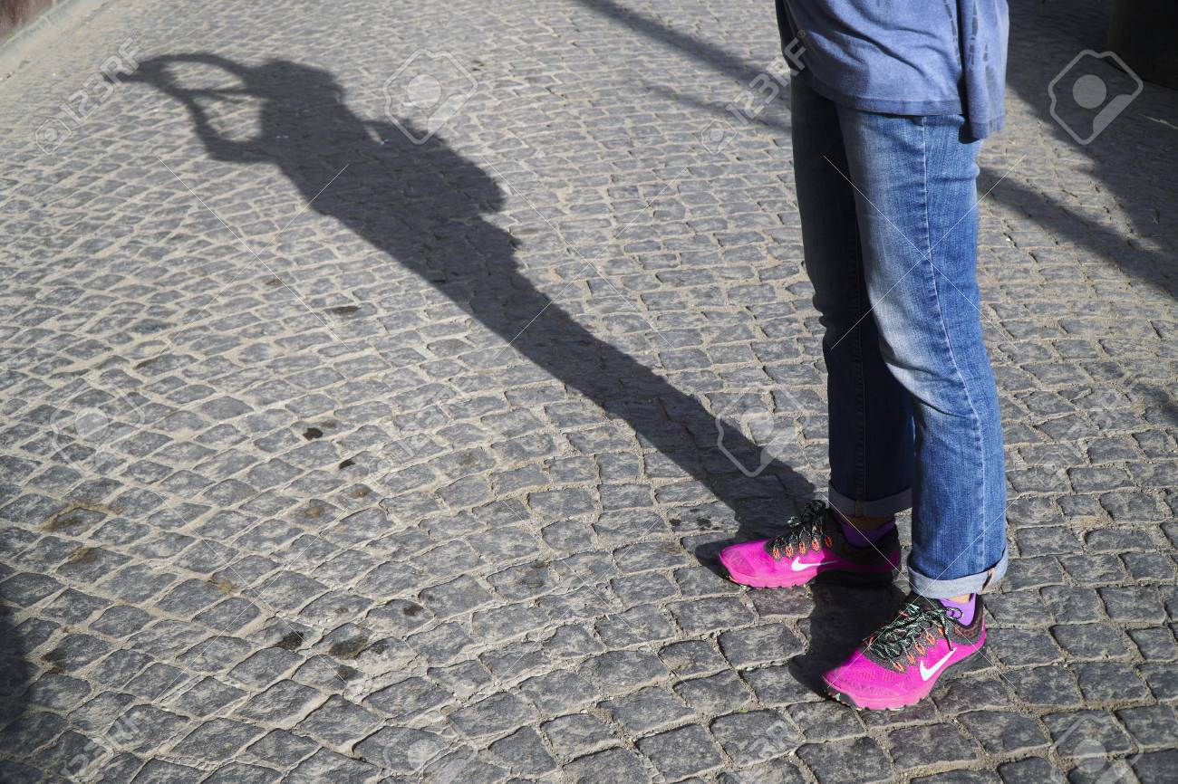 saltar Regulación exhaustivo Estambul, Turquía - 16 De Octubre 2016: El Nuevo Estilo Zapatillas Nike De Color Rosa Con Jean En La Calle En El Pavimento De Adoquines. También Hay Una Sombra Fotógrafos. Fotos, Retratos, saltar Regulación exhaustivo Estambul, Turquía - 16 De Octubre 2016: El Nuevo Estilo Zapatillas Nike De Color Rosa Con Jean En La Calle En El Pavimento De Adoquines. También Hay Una Sombra Fotógrafos. Fotos, Retratos,