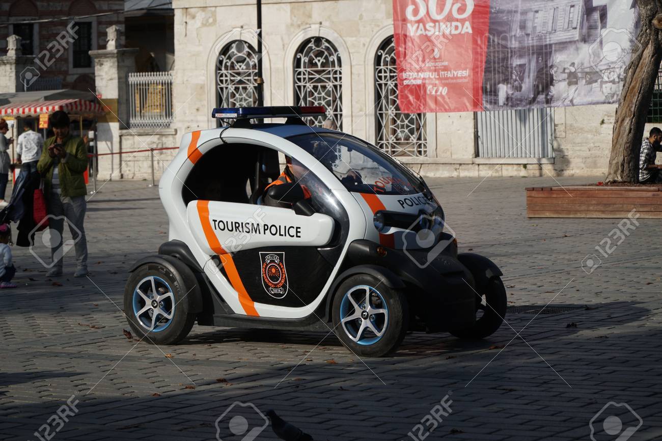 イスタンブール トルコ 17 年 10 月 9 日 A ルノー Twizy 電気自動車である イスタンブール スルタン アフメッドに警察車です の写真素材 画像素材 Image イスタンブール トルコ 17 年 10 月 9 日 A ルノー Twizy 電気自動車である イスタンブール スルタン アフメッドに警察車です の写真素材 画像素材 Image