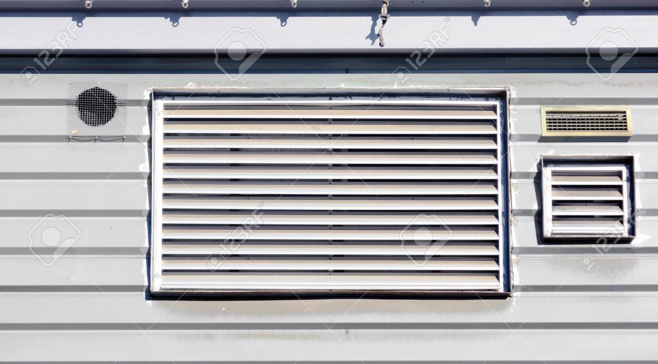 産業金属壁に換気のための通気ダクトを空気します の写真素材 画像素材 Image