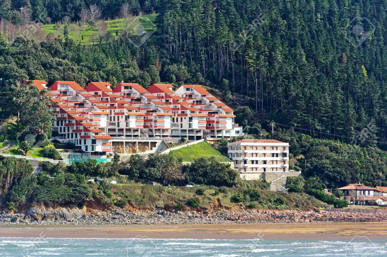 ウルダイバイ自然保護の海の近くの家 バスク国 の写真素材 画像素材 Image