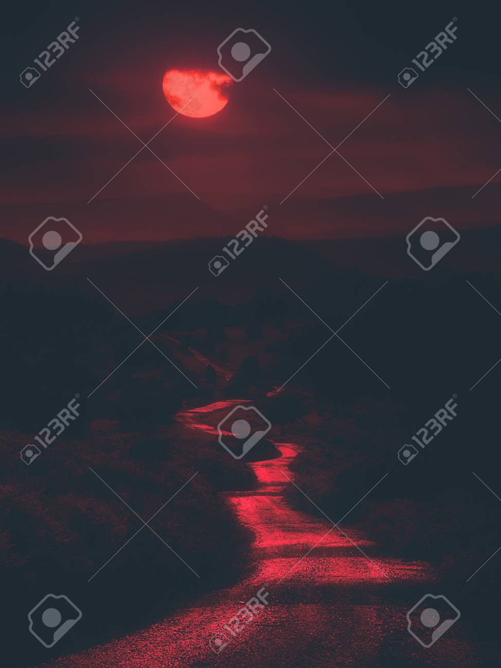 血まみれの赤い月と夜に怖い道 の写真素材 画像素材 Image