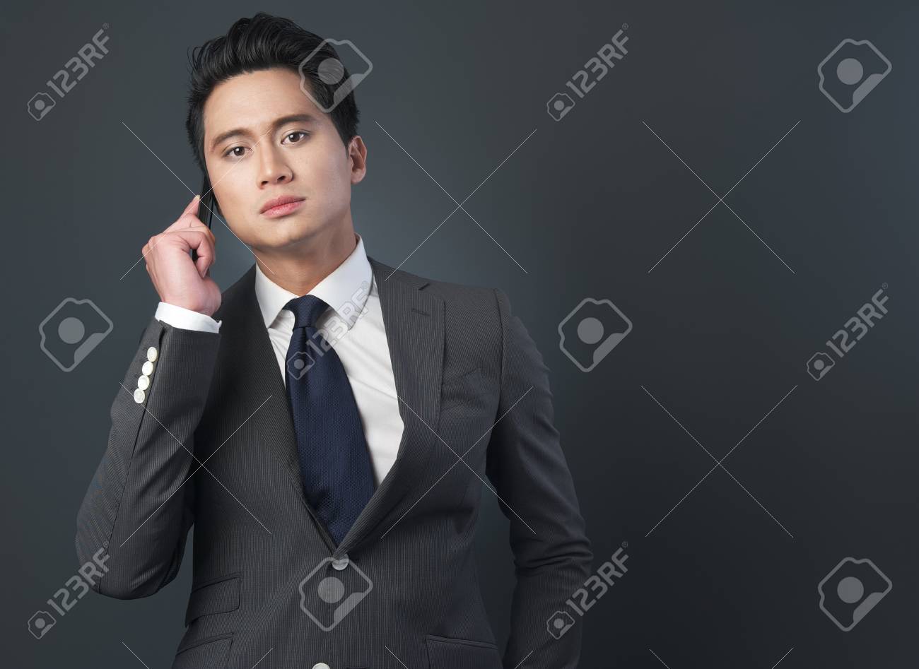 携帯電話上の深刻なアジア Bussinessman ビジネス スーツを着ています の写真素材 画像素材 Image 携帯電話上の深刻なアジア Bussinessman ビジネス スーツを着ています の写真素材 画像素材 Image
