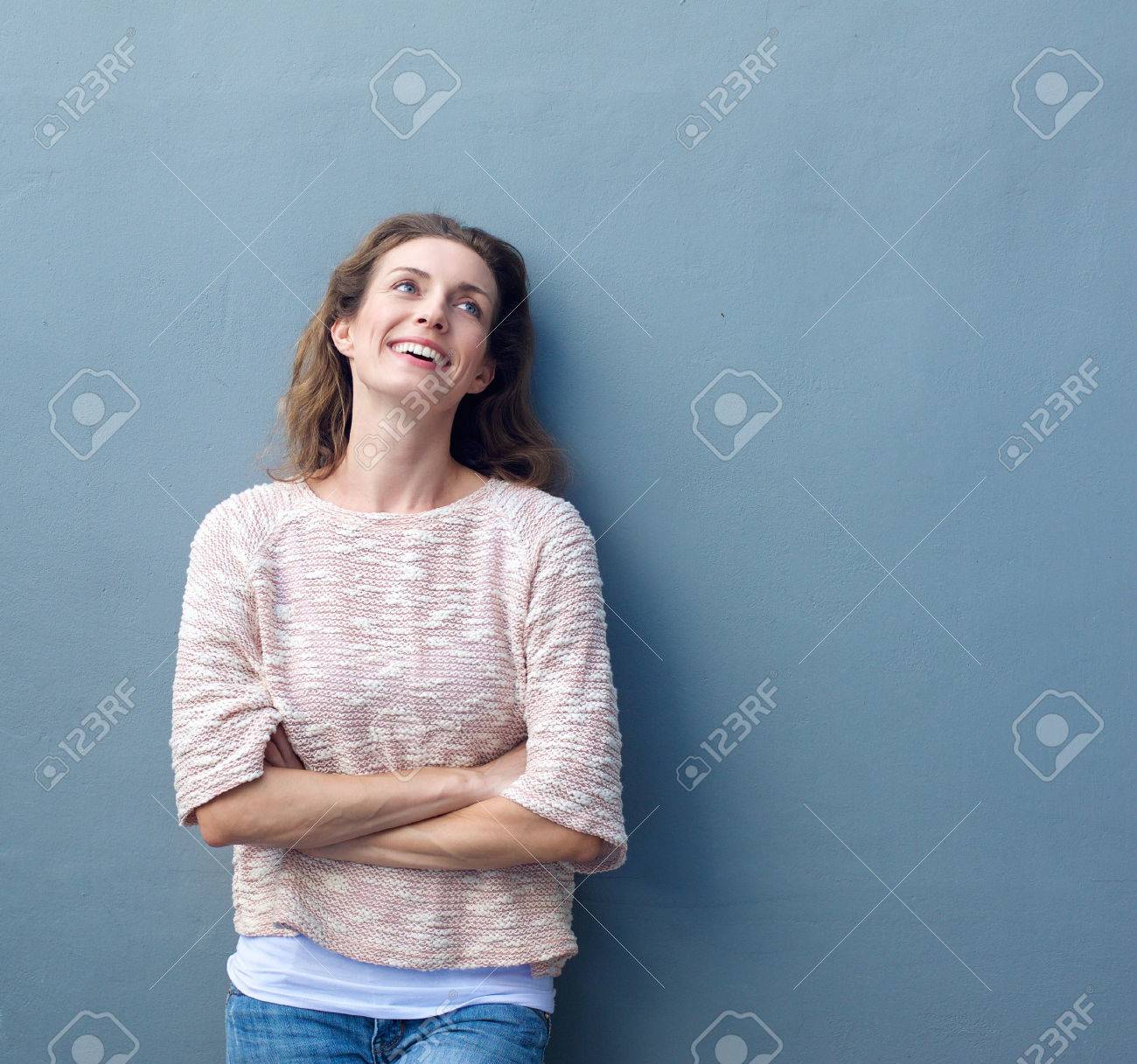 灰色の背景に 腕組みを浮かべてカジュアルな女性の肖像画 の写真素材 画像素材 Image 灰色の背景に 腕組みを浮かべてカジュアルな女性の肖像画 の写真素材 画像素材 Image