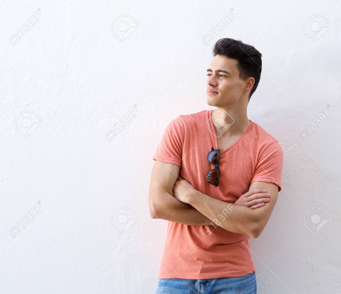 白い背景に 腕組みポーズ クールな若い男の肖像 の写真素材 画像素材 Image