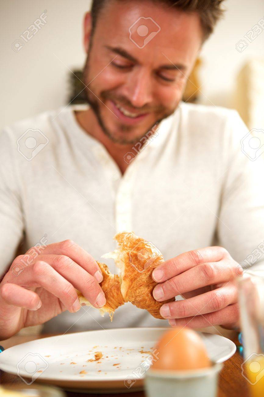 Homme à La Table à Manger