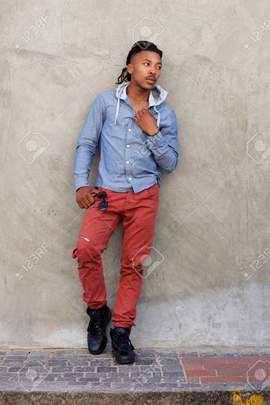 Ganzkörperporträt Des Kühlen Afrikanischen Kerls, Der An Der Wand Sich  Lehnt Lizenzfreie Fotos, Bilder und Stock Fotografie. Image 70146639.
