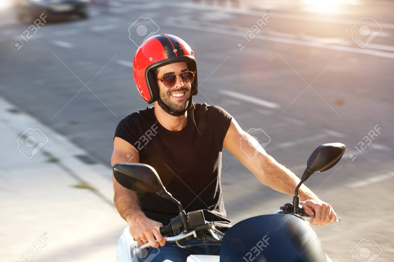 バイクライドにヘルメットとサングラスで幸せな男の側の肖像画 の写真素材 画像素材 Image 5386